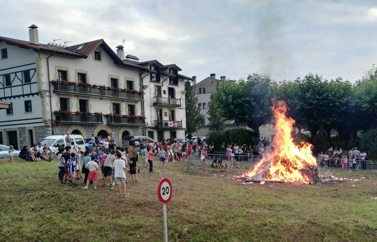 Eremu publikoan sanjuan sua egiteko baimena ekainaren 18a baino lehen eskatu behar da